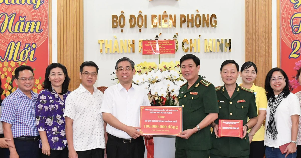 Les dirigeants de Ho Chi Minh-Ville rendent visite aux gardes-frontières et les félicitent à l'occasion de cette journée traditionnelle