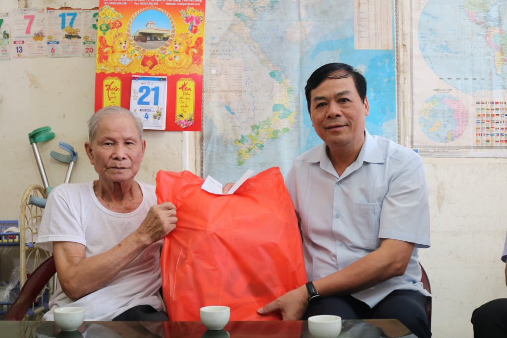 Le camarade Ha Ngoc Giap, membre du Comité provincial du Parti, chef du Comité de mobilisation de masse, président du Comité provincial du Front de la patrie, a rendu visite, encouragé et offert des cadeaux à l'invalide de guerre Luong Xuan Cuong, hameau de Soc Giang, commune de Soc Ha.