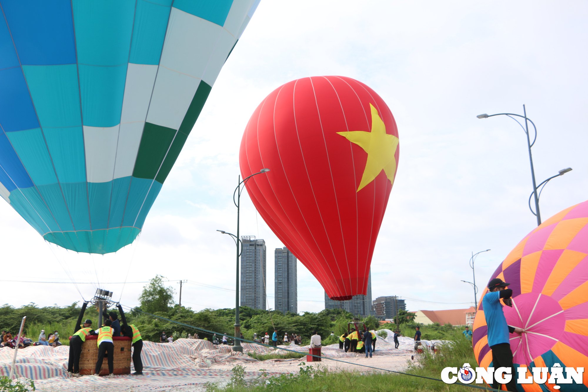 Tausende Menschen versammelten sich entlang des Saigon-Flusses, um die Parade zum Nationalfeiertag anzusehen, Bild 10