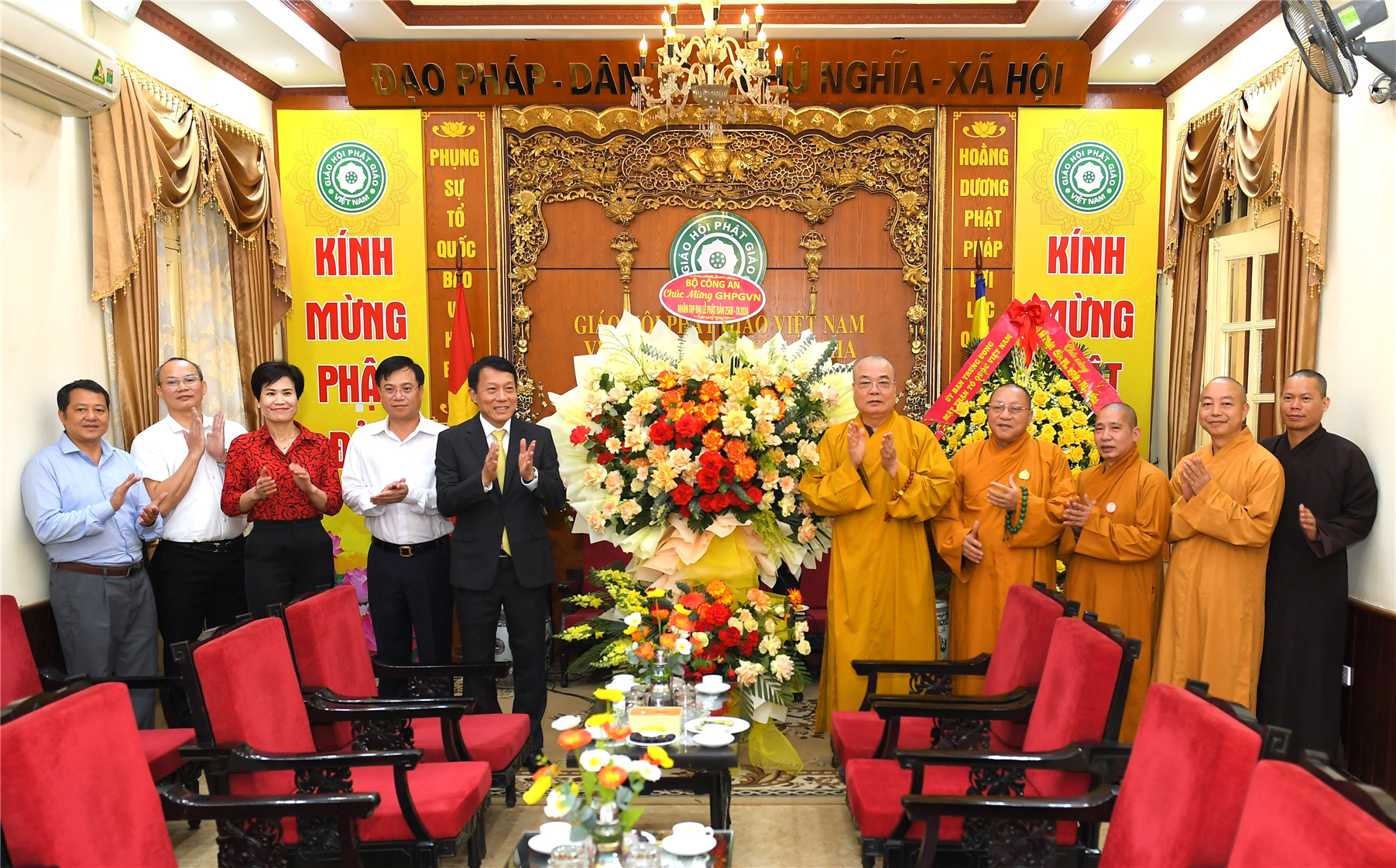 Vizeminister Luong Tam Quang überreichte Blumen, um der buddhistischen Sangha Vietnams zum Geburtstag Buddhas im Jahr 2568 zu gratulieren.