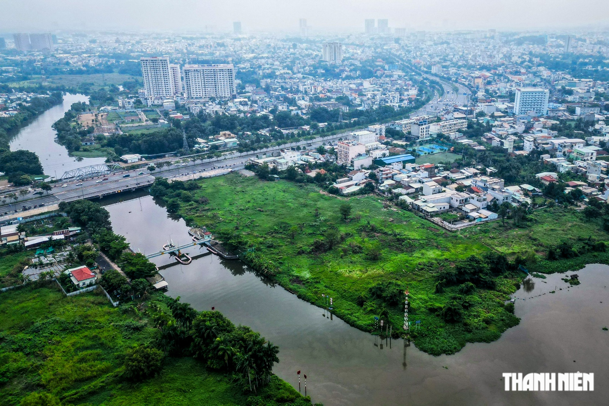 Công viên nước đời đầu tại TP.HCM bỏ hoang, cây cỏ mọc um tùm - Ảnh 10.