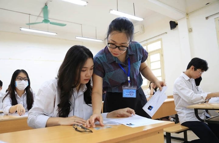 After being admitted to grade 10 in Hanoi, candidates need to complete the admission confirmation procedure. (Illustration photo)