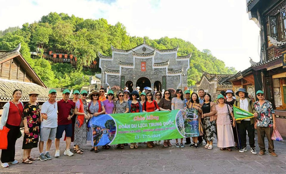 Des touristes vietnamiens visitent la vieille ville de Phoenix (Chine). Photo : Hoai Nam