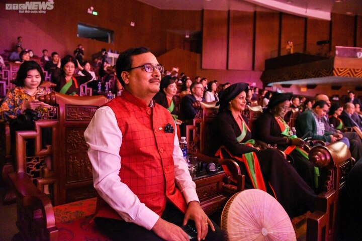 Foreign ambassadors experience making Dong Ho paintings, wearing Quan Ho costumes - 16