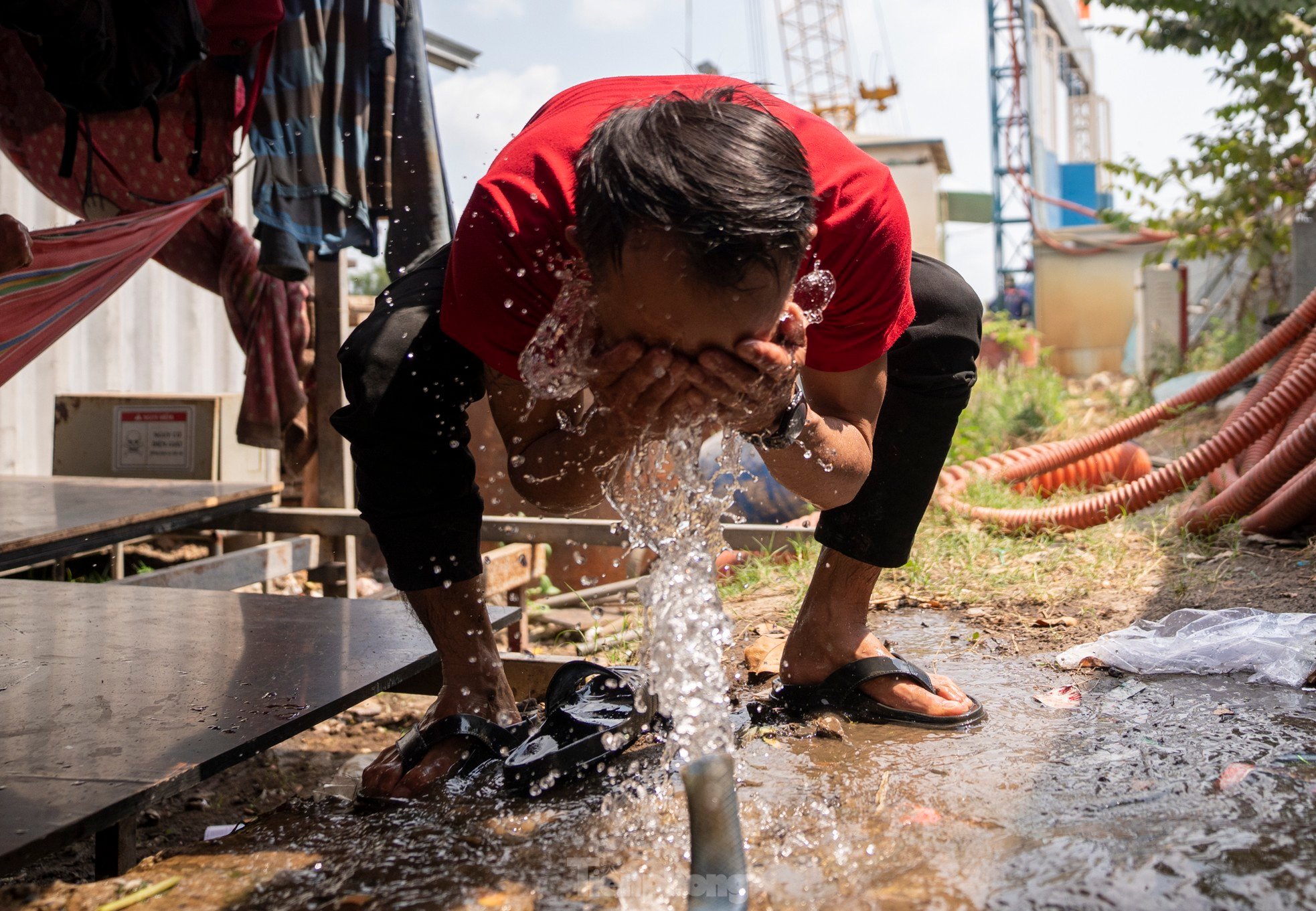 Ho Chi Minh City residents struggle under the heat of nearly 38 degrees Celsius photo 7