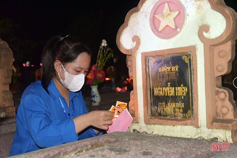 Les jeunes de Ha Tinh allument des bougies pour rendre hommage aux martyrs héroïques