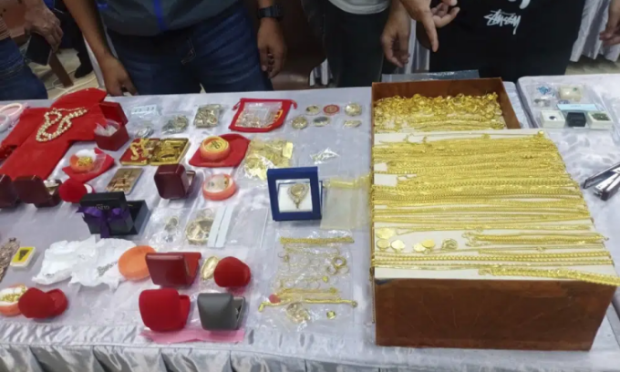 5月10日、タイ北東部ナコンラチャシマの寺院を警察が捜索し、押収した金と宝石。写真：AP