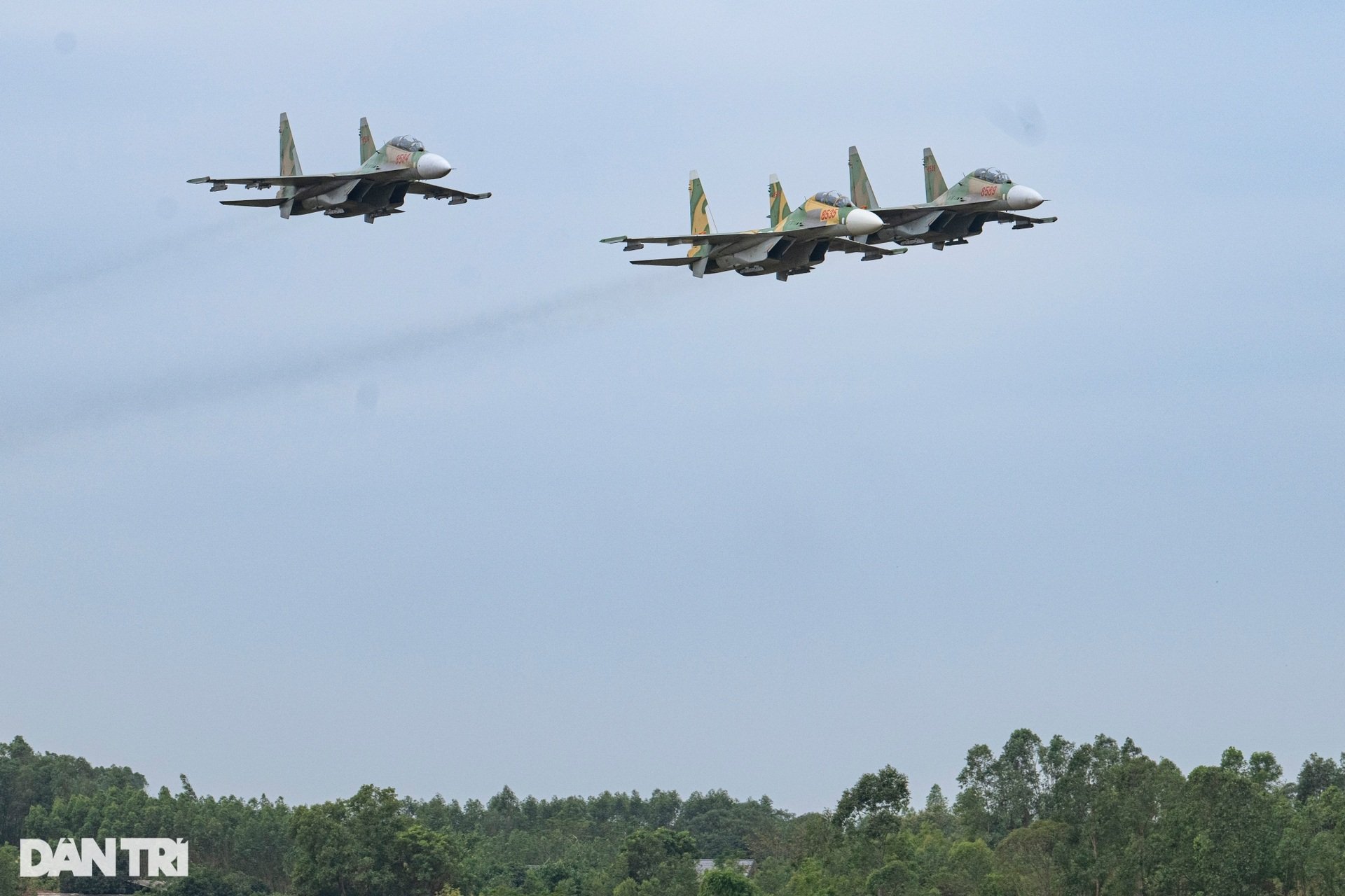 Những phi công huấn luyện hổ mang chúa SU-30MK2 tại Triển lãm Quốc phòng - 9