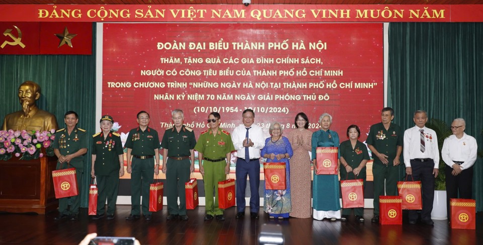 Phó Bí thư Thành ủy Hà Nội Nguyễn Văn Phong, Phó Chủ tịch UBND TP Hồ Chí Minh Trần Thị Diệu Thúy tặng quà cho người có công tiêu biểu