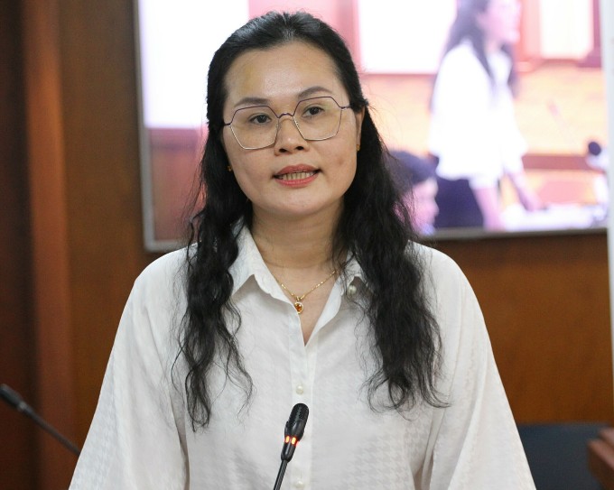 Ms. Le Thi My Chau, Deputy Director of the Department of Education and Training of Ho Chi Minh City, answered the press conference on the afternoon of September 28. Photo: Thanh Nhan