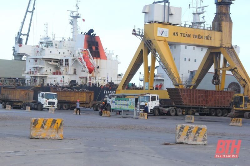 Bustling cargo through Nghi Son Port