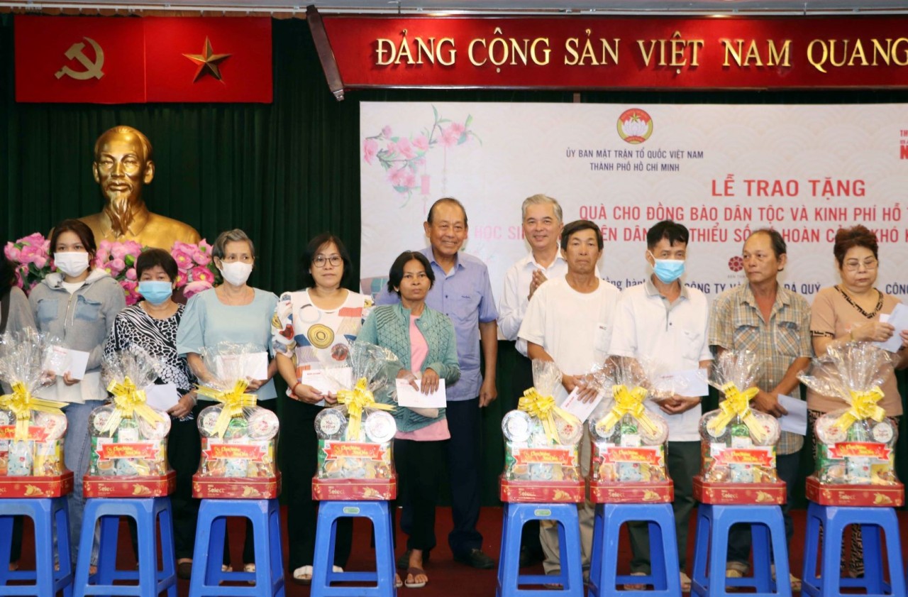 Tặng quà Tết, hỗ trợ học tập cho đồng bào dân tộc thiểu số hoàn cảnh khó khăn
