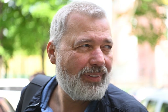 Dmitry Muratov arrive au procès d'Oleg Orlov, co-récipiendaire du prix Nobel de la paix et accusé d'avoir discrédité l'armée russe, à Moscou, le 8 juin. Photo : AFP