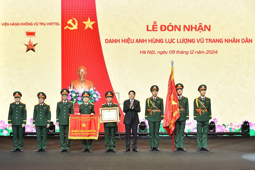 [Photo] Le président décerne le titre de Héros des forces armées populaires à l'Institut aérospatial Viettel