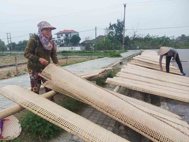 Giá gạo cao, nghề bánh đa nem gặp khó