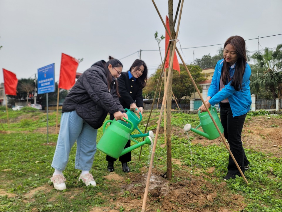 대표단은 나무 심기 축제에 참석했습니다.