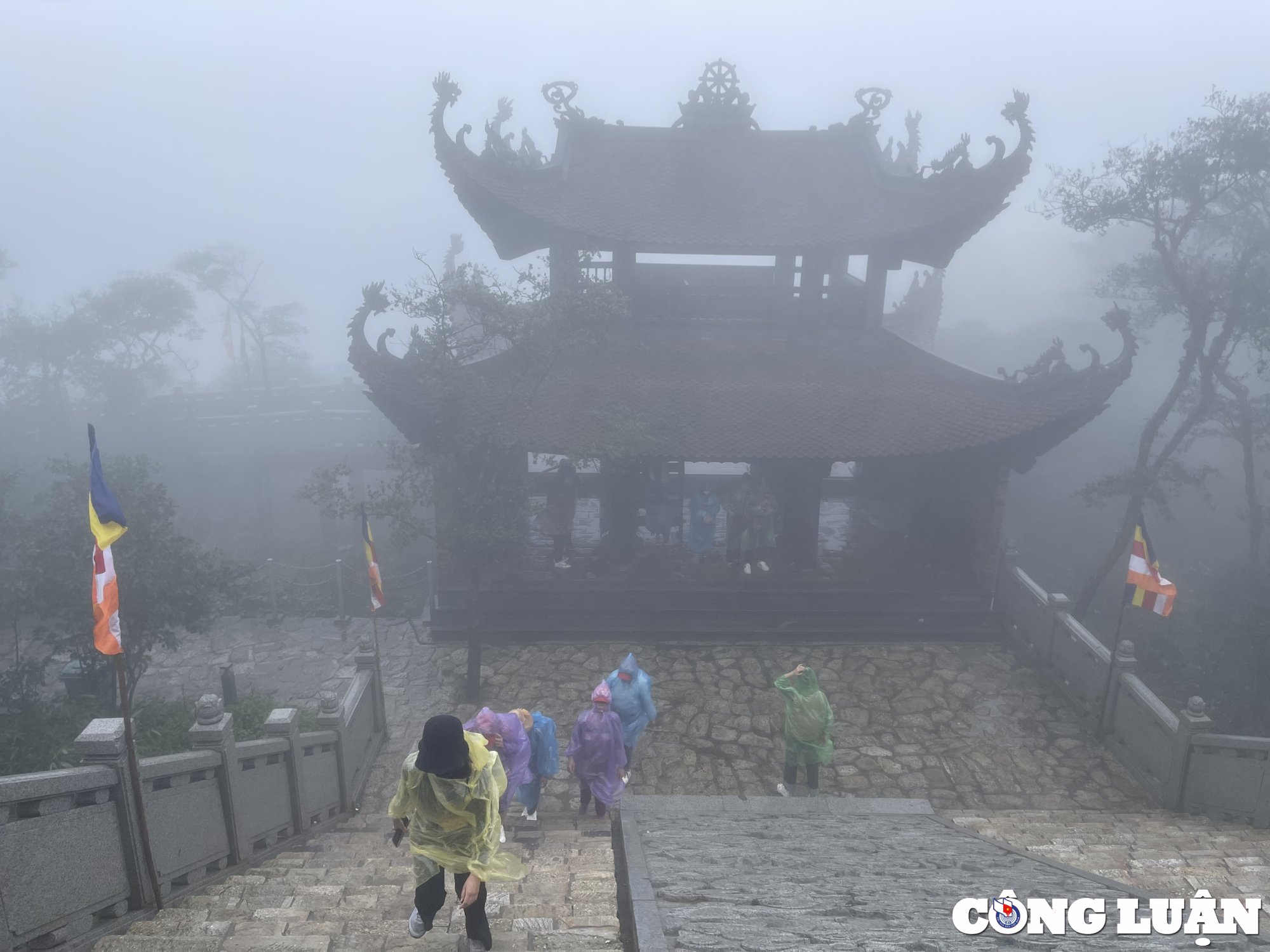 Touristen erobern die Thuong-Pagode in Tay Yen Tu, Bild 13