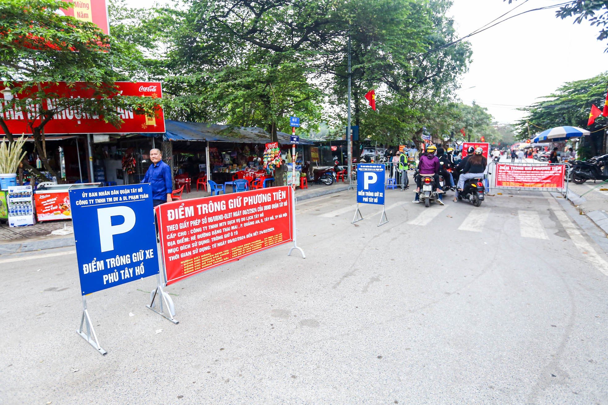 Thu phí trông giữ xe không dùng tiền mặt, hết cảnh chờ hàng giờ vào lễ Phủ Tây Hồ ngày Tết ảnh 17