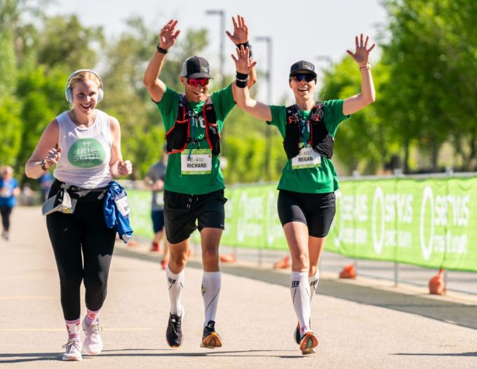 Richard und Megan auf der Strecke des Calgary-Marathons am 28. Mai. Foto: Run Calgary