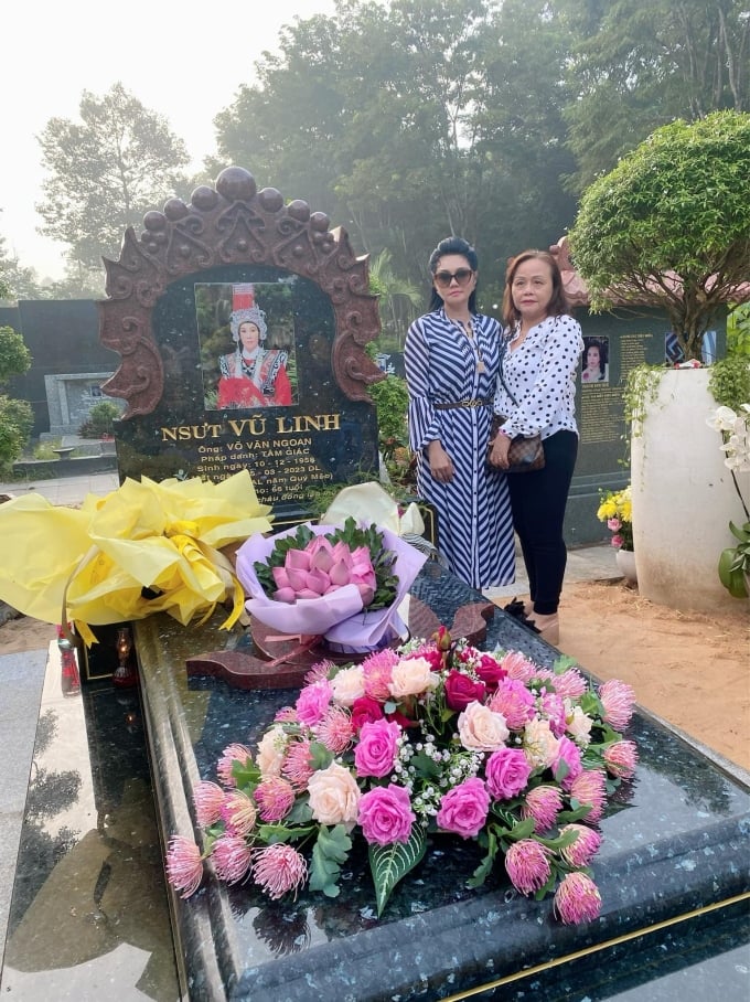 Ngoc Huyen a visité la tombe de l'artiste Vu Linh.