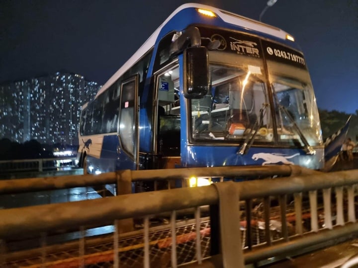 Hanoi: Tayar kereta penumpang meletup, merempuh pagar, menghalang jalan Lingkaran bertingkat 3 - 1