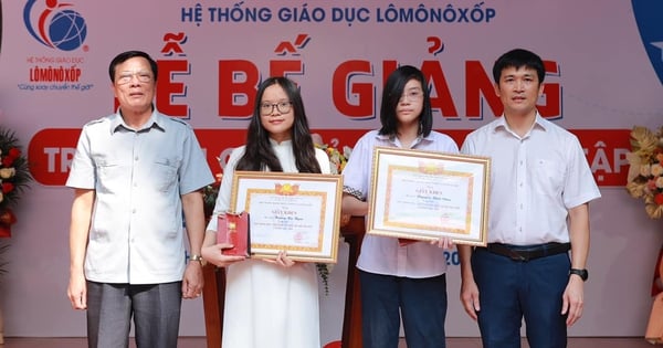 Una escuela de Hanoi otorga medalla de oro a estudiantes destacados