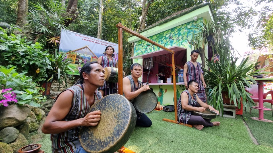 Besides the natural scenery, the H're gong performance program is one of the highlights of Suoi Chi Tourist Area.