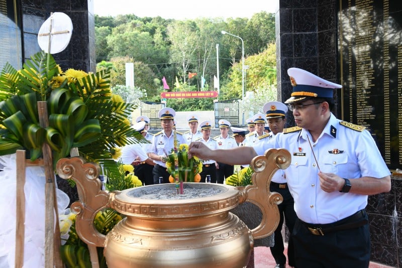 Đại tá Trịnh Xuân Tùng dâng hương tưởng niệm các anh hùng liệt sĩ.