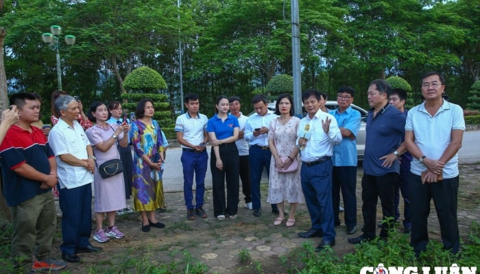 L'Association des journalistes des provinces du Sud visite le site historique national de l'école de journalisme Huynh Thuc Khang