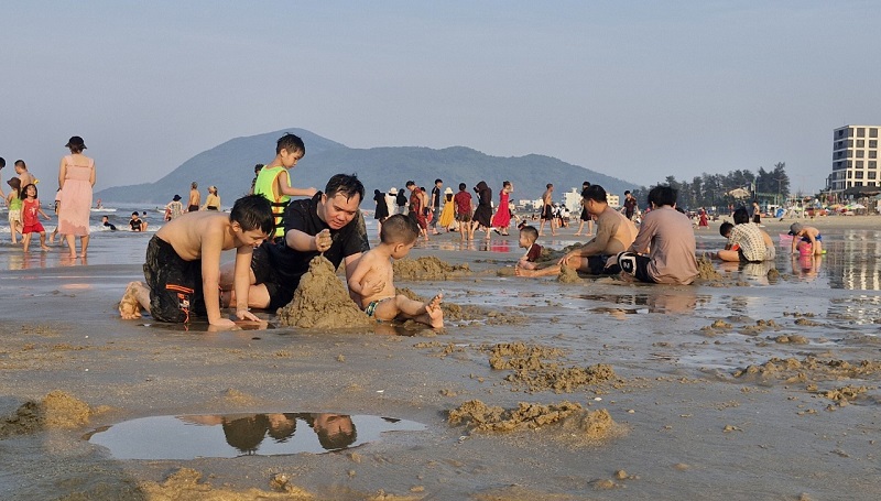 ผู้คนและนักท่องเที่ยวจำนวนมากจากทั่วทุกสารทิศมาว่ายน้ำและพักผ่อนที่ Thien Cam Beach Resort อำเภอ Cam Xuyen