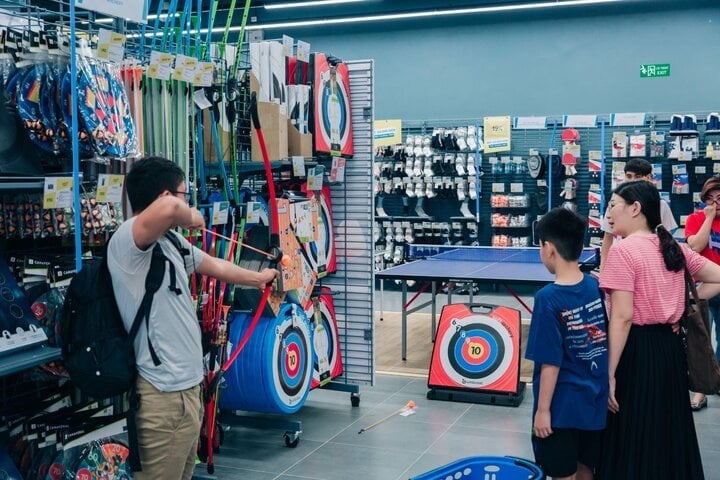 Los clientes experimentan los productos en las tiendas Decathlon.