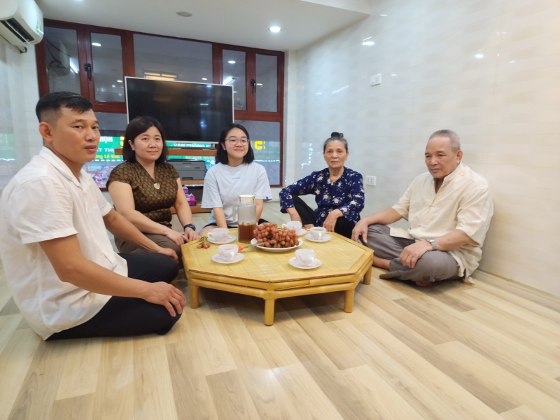 Nguyen Tra My with her grandparents and parents