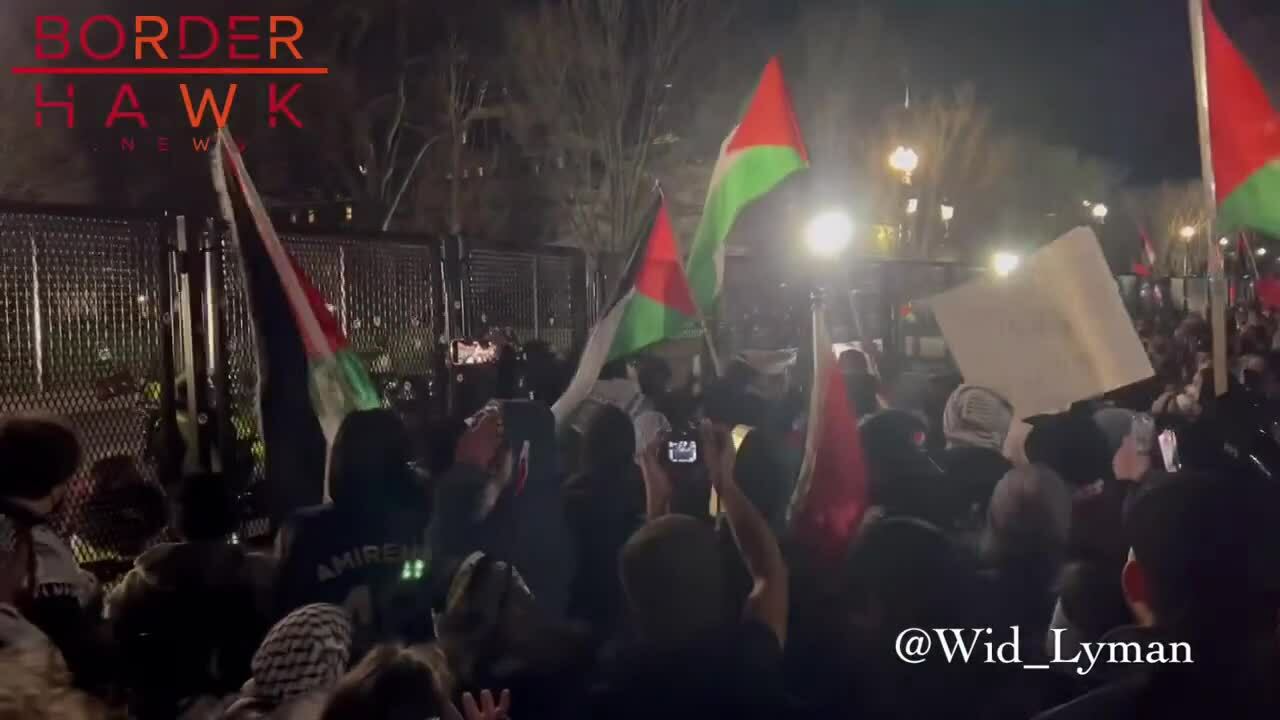 Manifestantes rompen la valla de seguridad frente a la Casa Blanca