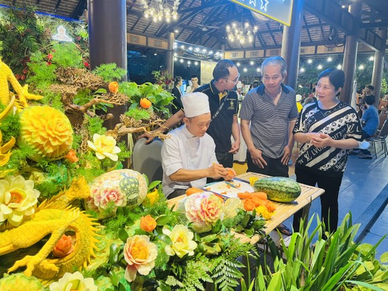 Đầu bếp trình bày một tác phẩm nghệ thuật từ rau củ quả tại Khu du lịch Văn Thánh