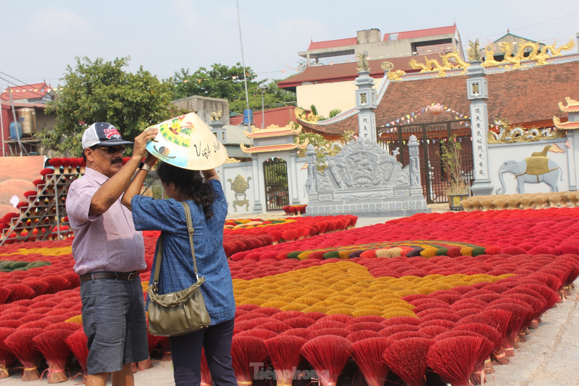 Los visitantes internacionales disfrutan del registro en el famoso pueblo del incienso en Hanoi (foto 13)