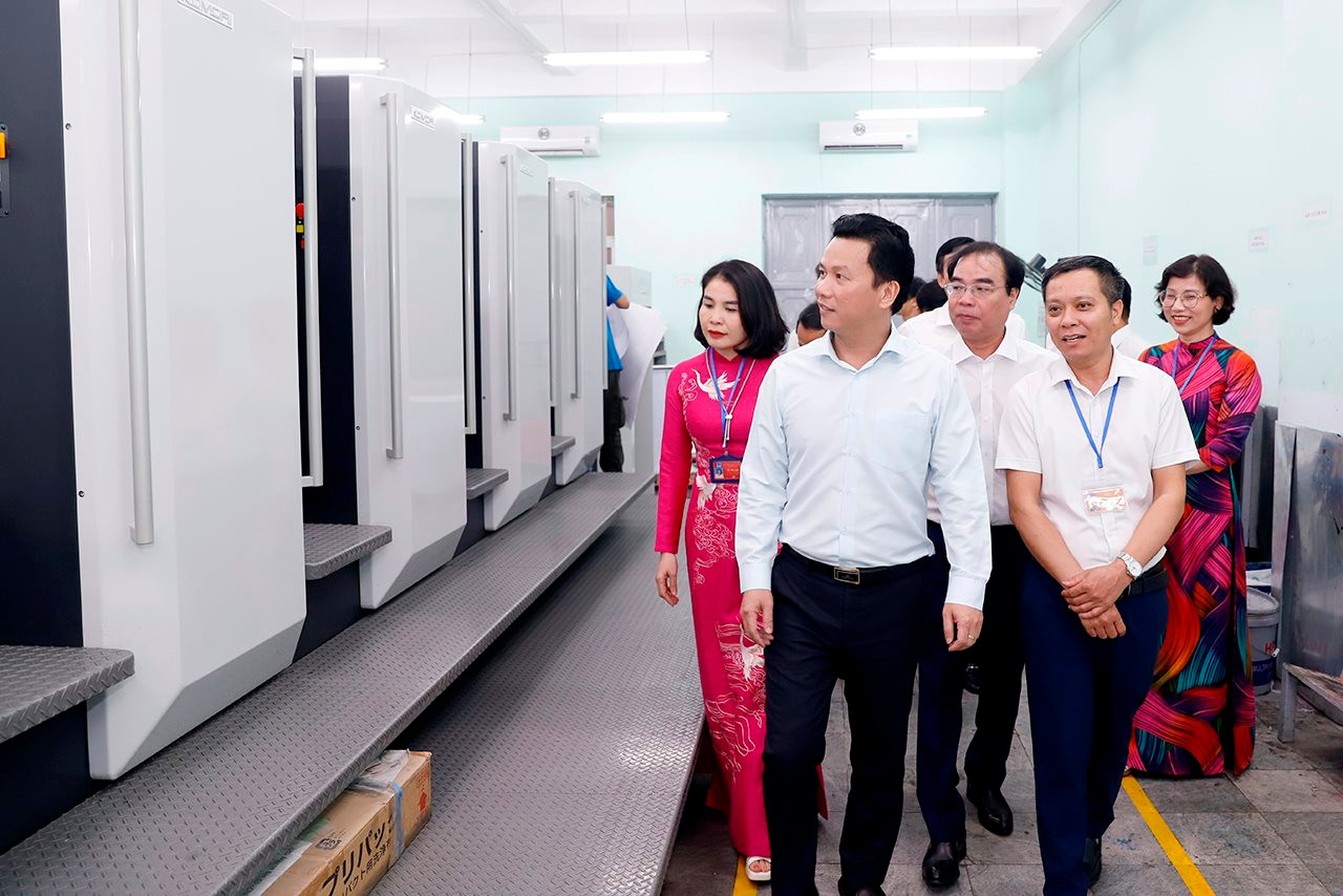 small_20240415-bo-truong-trao-qd-nxb-22.jpg