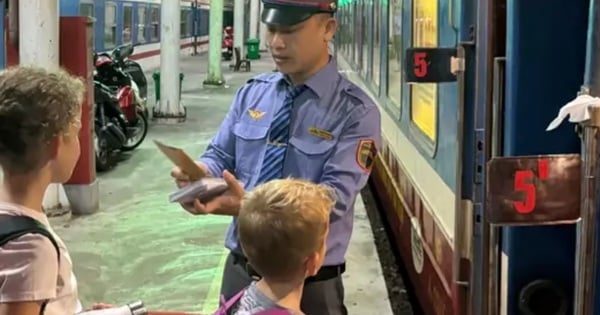 Les touristes étrangers vivent une expérience inoubliable en train de nuit à Hanoi