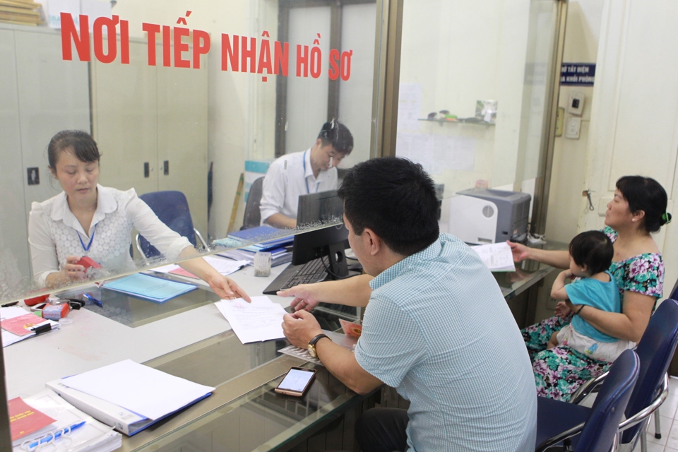 Officials from the People's Committee of Quang Trung Ward, Dong Da District guide people through administrative procedures. Photo: Cong Hung