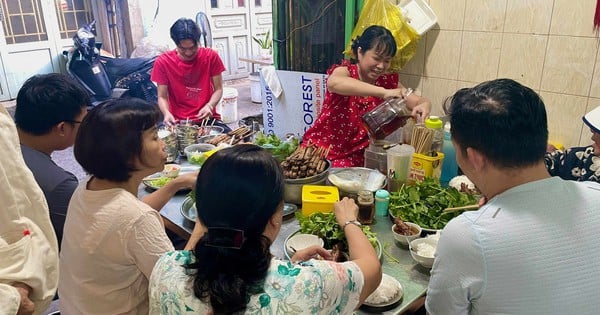 Guests sat around the charcoal stove, chatting intimately.