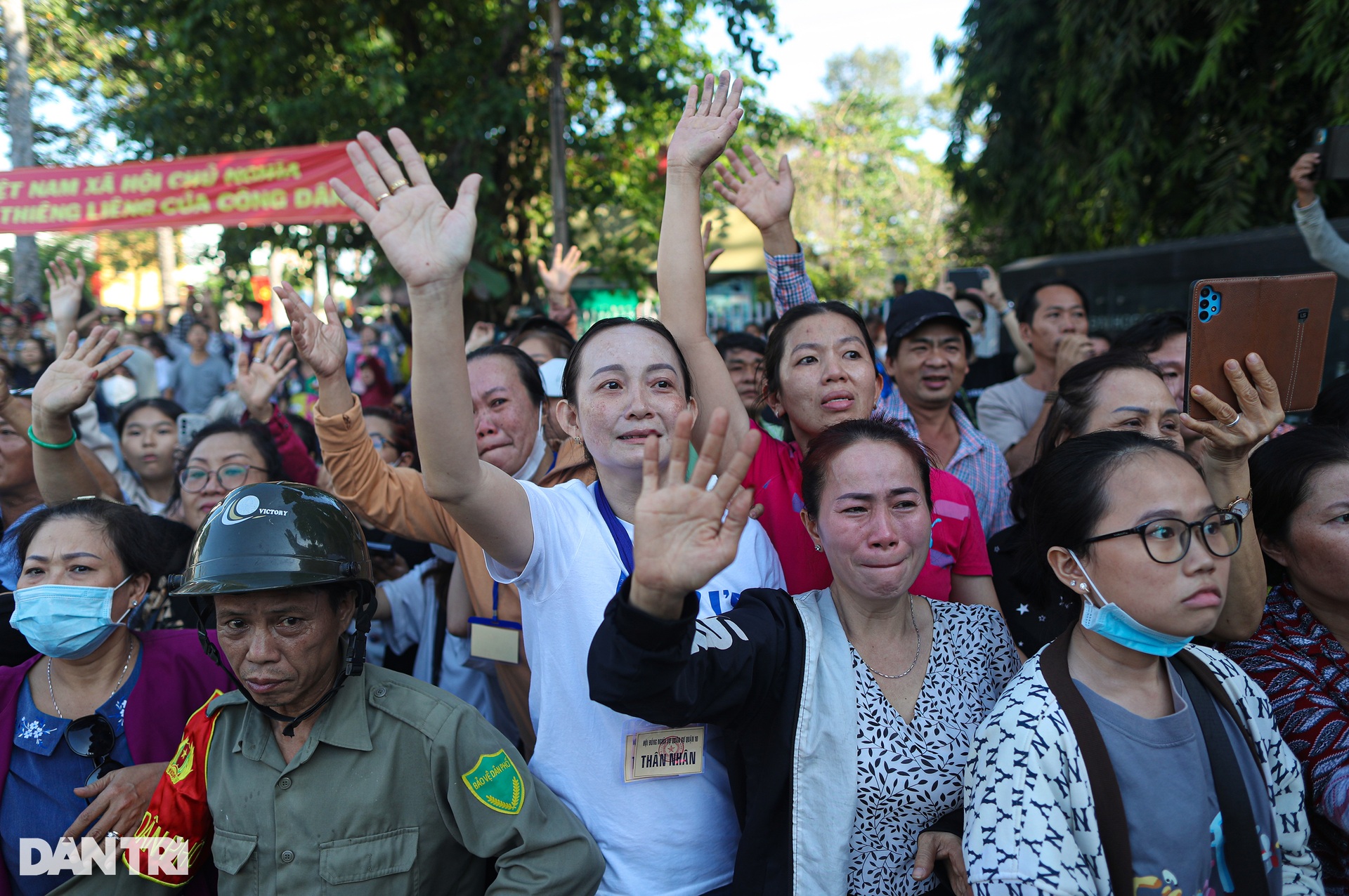 Những cái ôm, nụ hôn tạm biệt thanh niên ở TPHCM lên đường nhập ngũ - 9