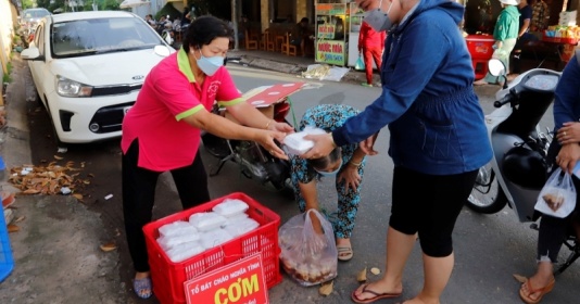 “Bát cháo nghĩa tình” - ấm lòng cho bệnh nhân nghèo