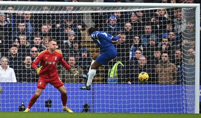 Sterling köpfte zu Beginn der zweiten Halbzeit gegen den Pfosten. Foto: Reuters