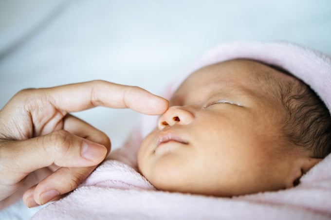 生理食塩水を毎日使用すると、子供の鼻は自然な免疫システムを失ってしまいます。写真: Freepik