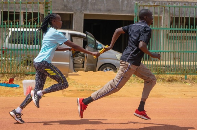 Básicamente, los atletas de relevo de media maratón también sostienen testigos y dividen la distancia como otros eventos de relevo en atletismo. Foto: Urban Media