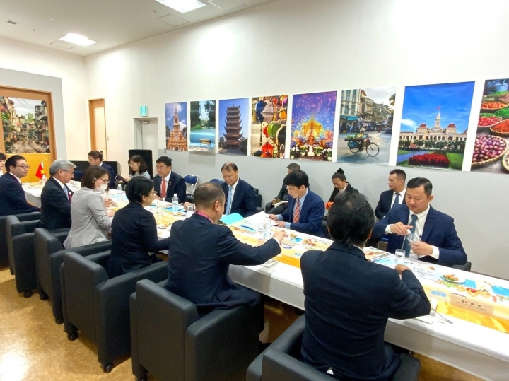 Présentation des produits de la région du Sud lors de la Semaine des produits vietnamiens à AEON Japon - 4