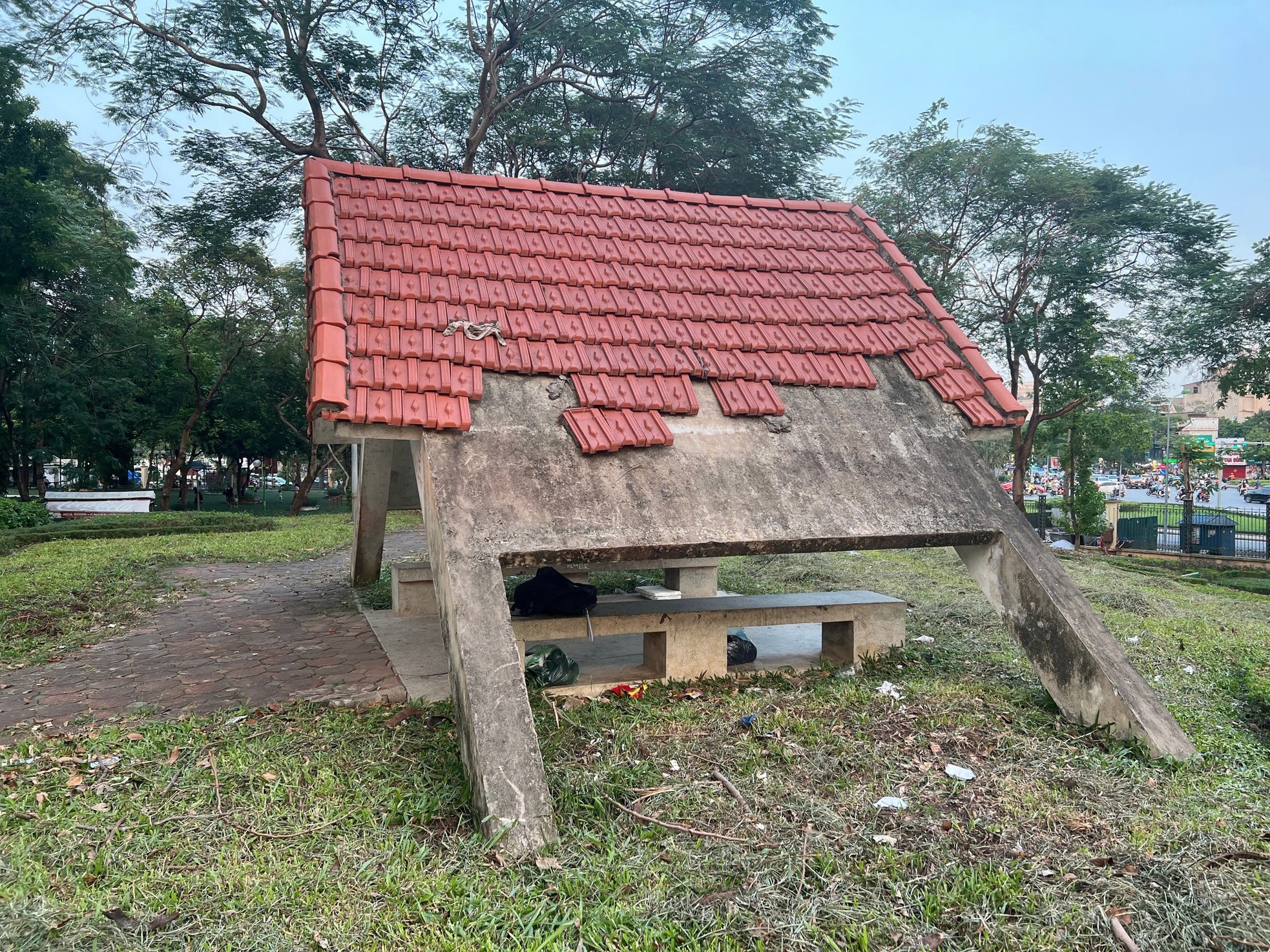 Dilapidated and degraded scenes at two large parks in Hanoi photo 13