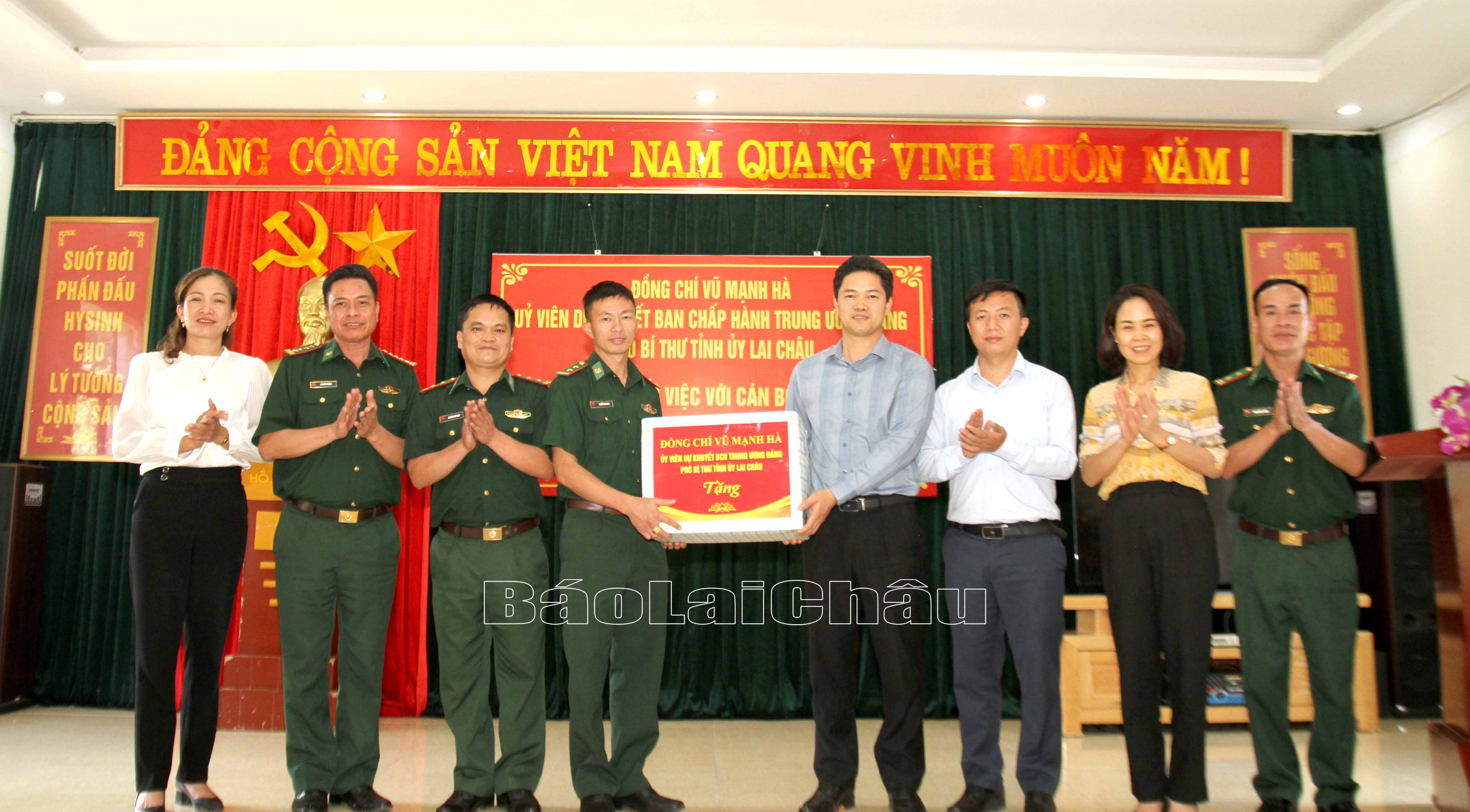 …tặng quà cán bộ, chiến sỹ Đồn Biên phòng Sì Lở Lầu.
