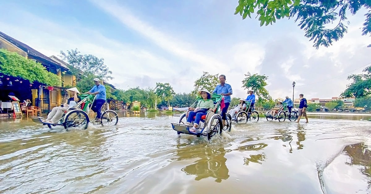 Mùa lụt thành sản phẩm du lịch độc đáo của Hội An