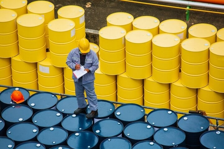 Мировые цены на сырую нефть немного выросли после восьми недель подряд снижения. (Иллюстрация).