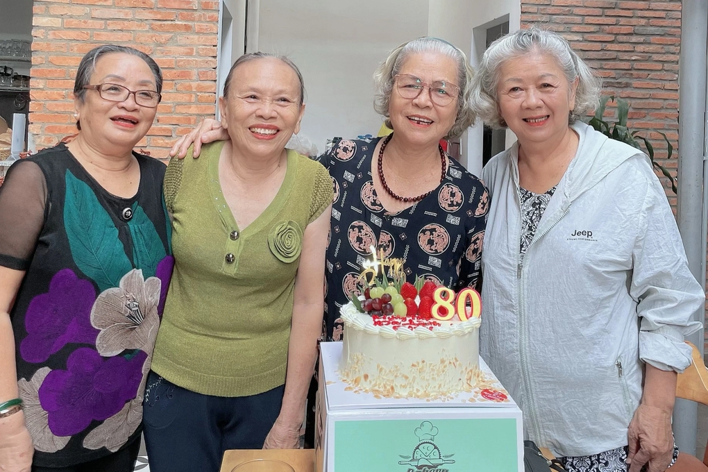 Hội bạn U80 'không nói xấu con cái' gây sốt mạng - Ảnh 3.